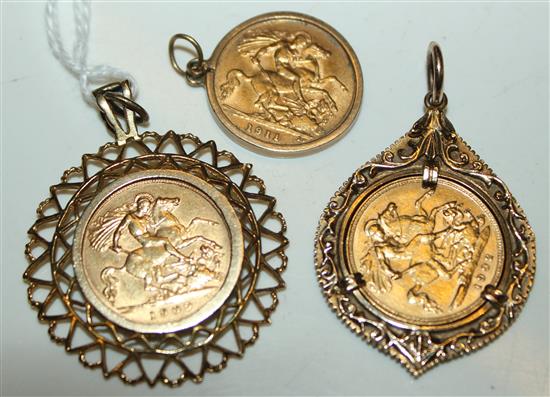 Three gold half sovereigns, 1902, 1909 and 1911, all in 9ct gold mounts